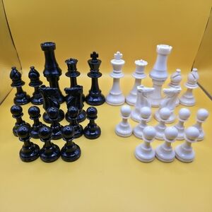 Classic Staunton Black & White Chess Pieces Weighted Plastic Green Felt Bottoms